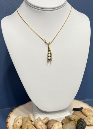3 Pearl Peapod Necklace